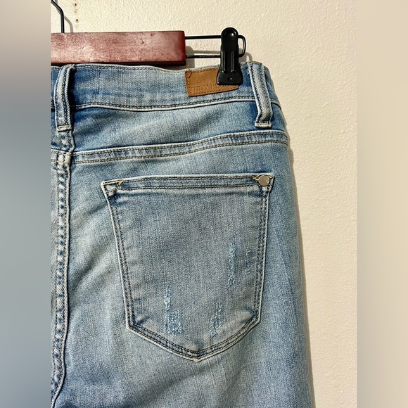 Judy Blue Light Wash Skinny Fit Distressed Jean - 11/30 - Picture 11 of 14